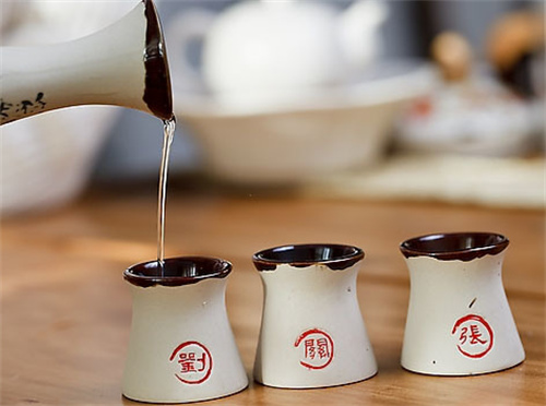 茅台带个镇 五粮没有液-为什么五粮液名片没有茅台