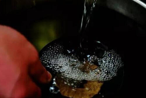 杜康浓香老窖红瓷御液(品鉴杜康浓香老窖红瓷御液的独特魅力)