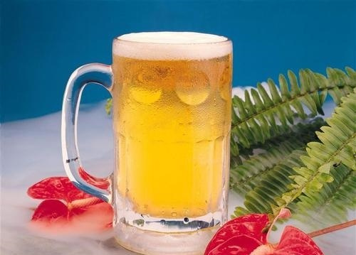 品尝金威精品冰爽啤酒,让你的夏日更加美好